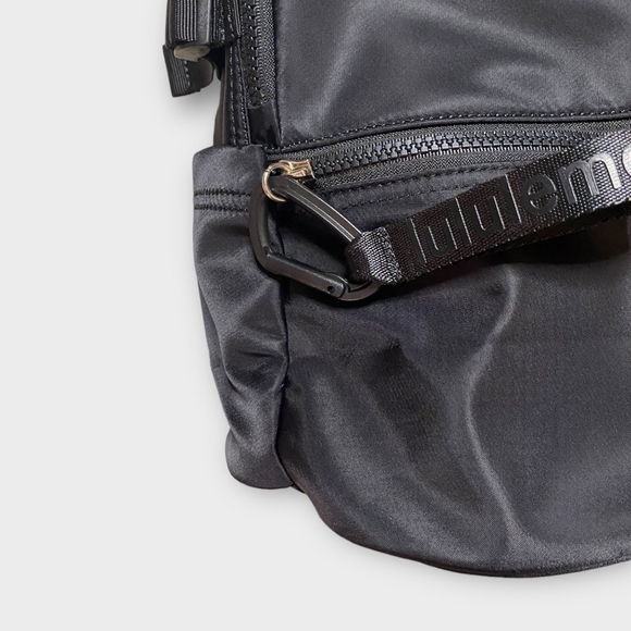 Lululemon New Crew Backpack 22 L with Keychain in Black - OPEN TO GOOD O… - Picture 7 of 12